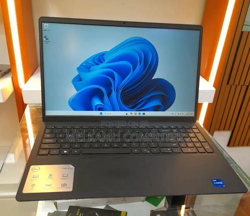 New Laptop Dell Inspiron 15 3530 8GB Intel Core i5 SSD 512GB