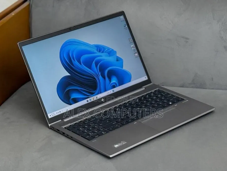 New Laptop HP ZBook Firefly G8 16GB Intel Core i7 SSD 512GB