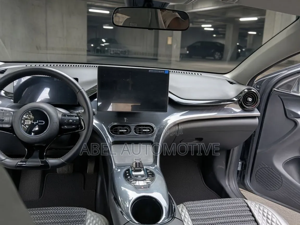New BYD E2 43 kWh 94 hp FWD 2025 Silver