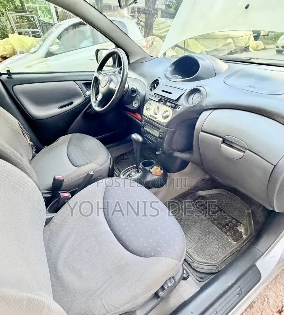Toyota Vitz 2004 Silver