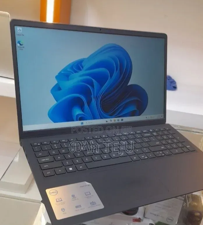 New Laptop Dell Inspiron 15 3530 8GB Intel Core i5 SSD 512GB