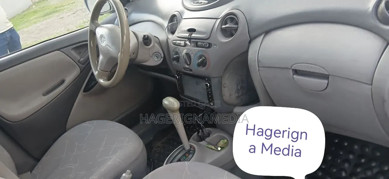 Toyota Platz 2001 Silver