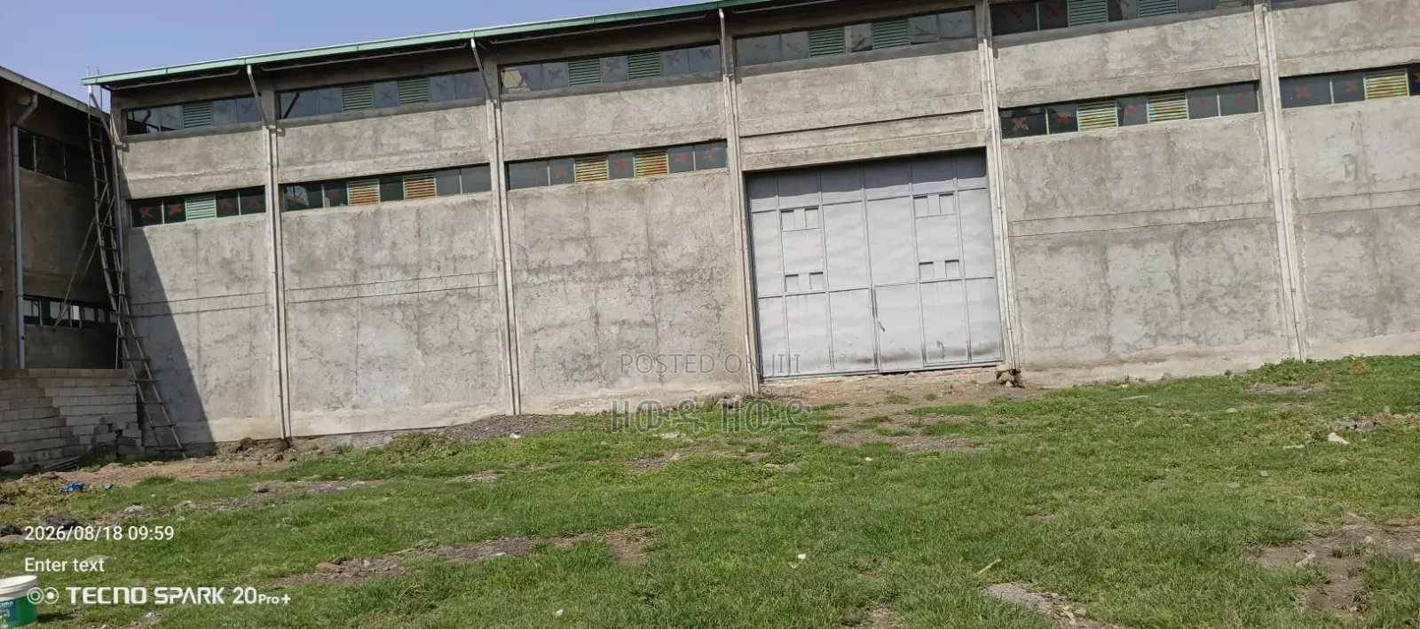 ለሽጭ የቀረበ መጋዝን አስፓልት ቅርብላይ ያለ