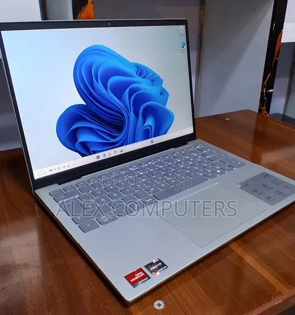 New Laptop Dell Inspiron 15 16GB AMD Ryzen 7 SSD 1T