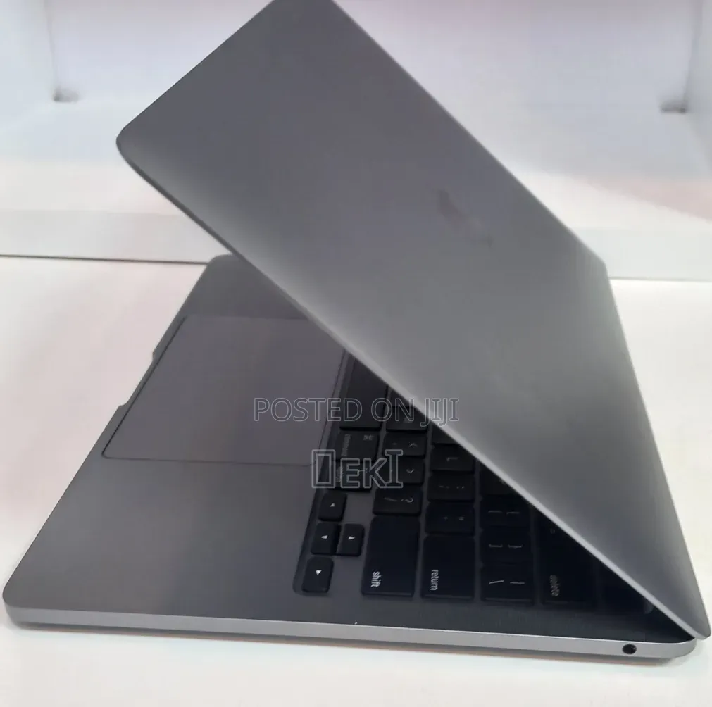 New Laptop Apple MacBook Pro 2020 M1 8GB Apple M1 SSD 256GB