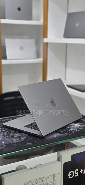 New Laptop Apple MacBook Pro 2022 M2 16GB Apple M2 SSD 512GB