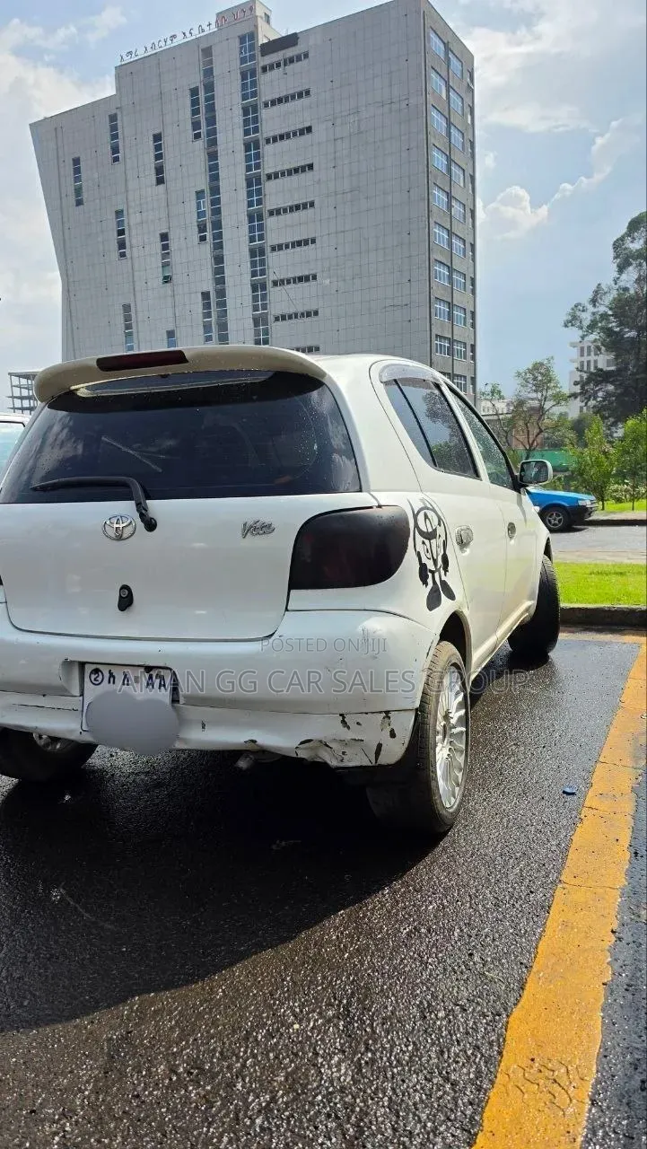 Toyota Vitz 2001 White