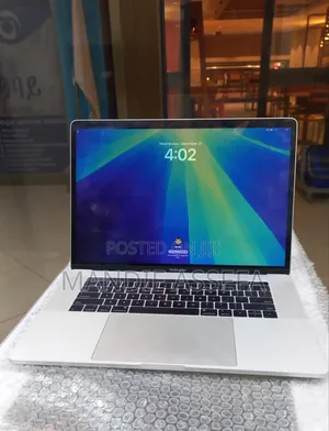 New Laptop Apple MacBook Pro 2018 16GB Intel Core i7 SSD 256GB