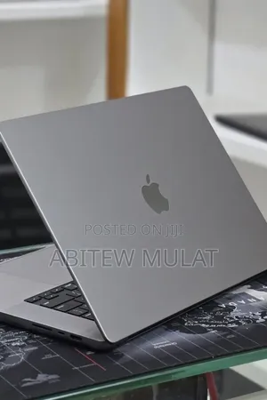 New Laptop Apple MacBook Pro 2022 M2 16GB Apple M2 SSD 512GB