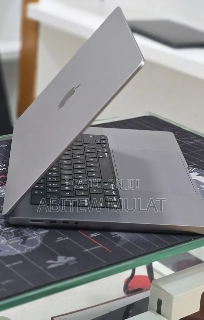 New Laptop Apple MacBook Pro 2022 M2 16GB Apple M2 SSD 512GB