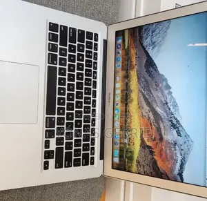 New Laptop Apple MacBook 8GB Intel Core i5 SSD 256GB