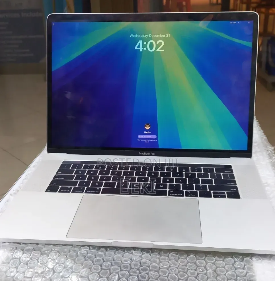 New Laptop Apple MacBook Pro 2018 16GB Intel Core i7 SSD 512GB