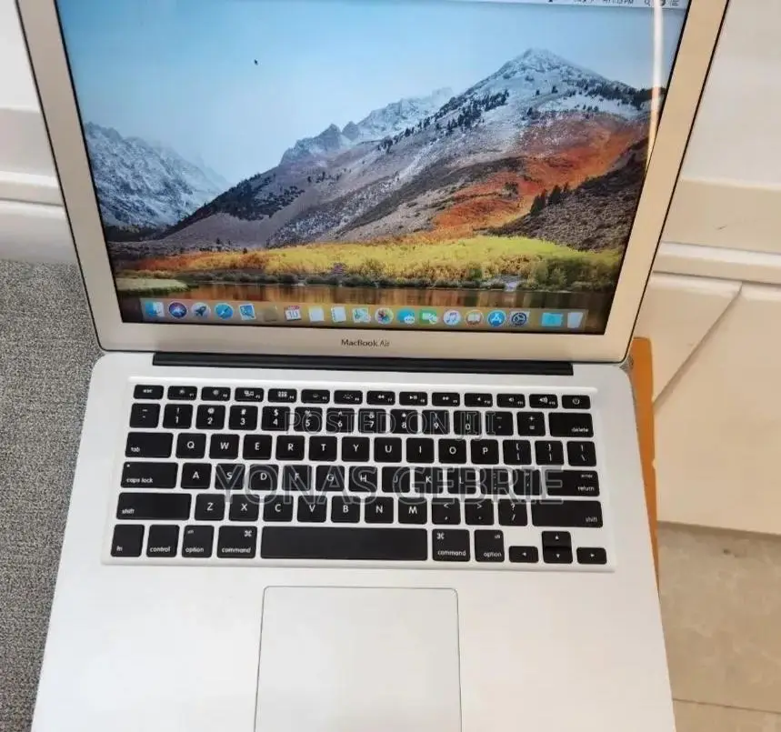 New Laptop Apple MacBook 8GB Intel Core i5 SSD 256GB