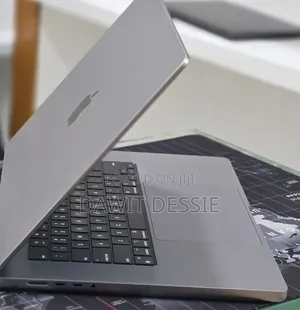 New Laptop Apple MacBook Pro 2022 M2 16GB Apple M2 SSD 512GB