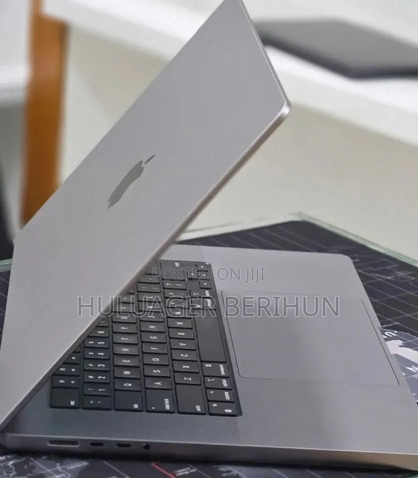 New Laptop Apple MacBook Pro 2023 M2 16GB Apple M2 SSD 512GB