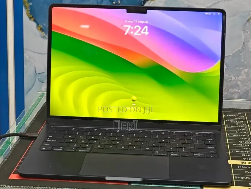New Laptop Apple MacBook Air 2022 M2 8GB Apple M2 SSD 512GB