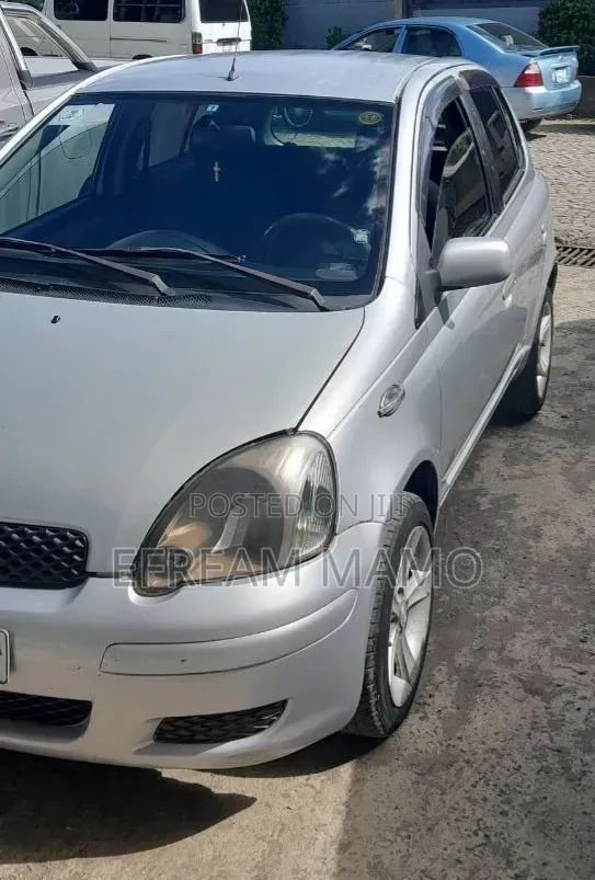 Toyota Vitz 2002 Silver