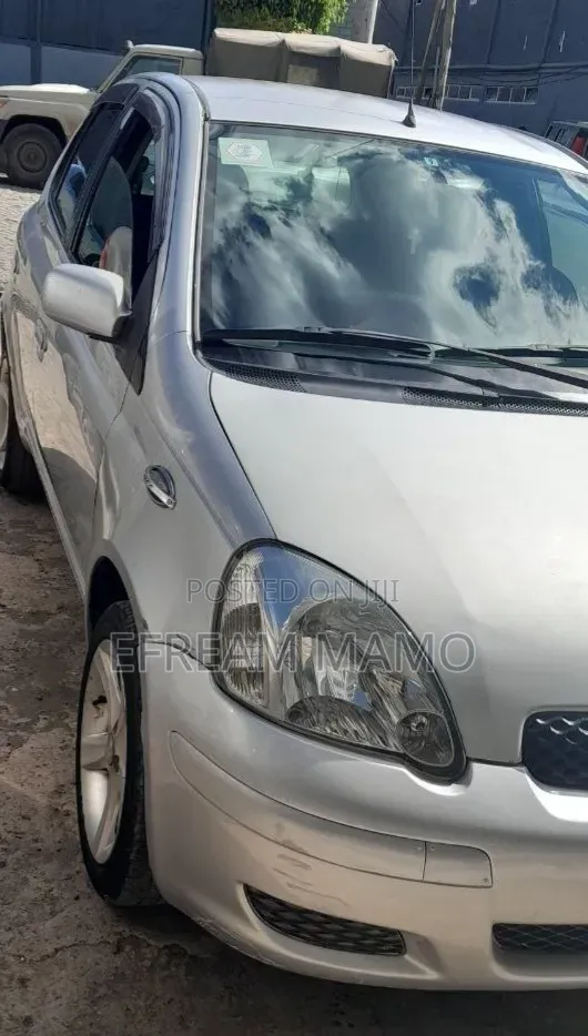 Toyota Vitz 2002 Silver