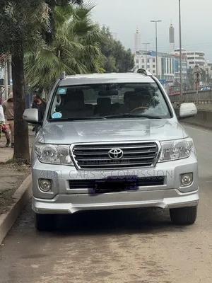 Toyota V8 2010 for Rent