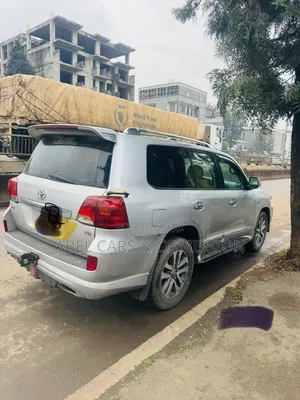 Toyota V8 2010 for Rent
