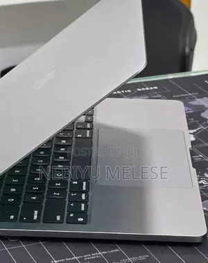 New Laptop Apple MacBook Pro 2022 M2 16GB Apple M2 SSD 512GB