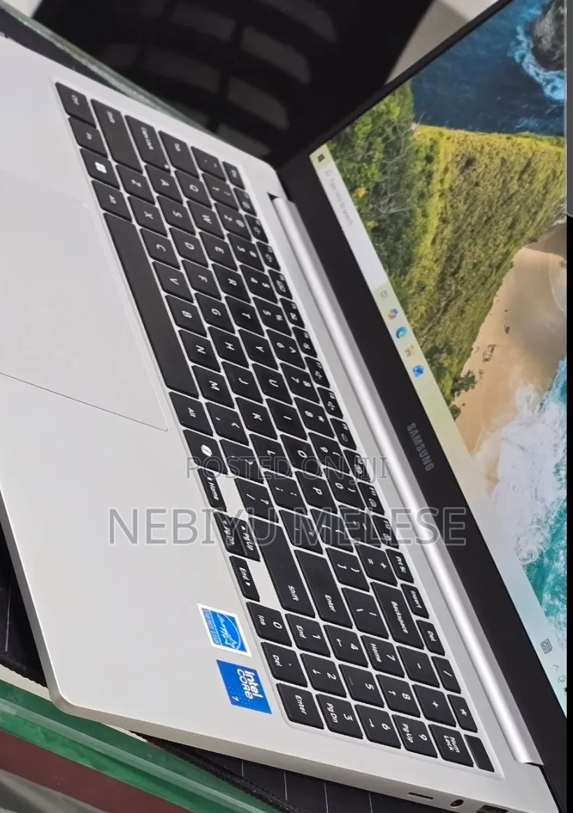 New Laptop Samsung Galaxy Book4 16GB Intel Core 7 SSD 512GB