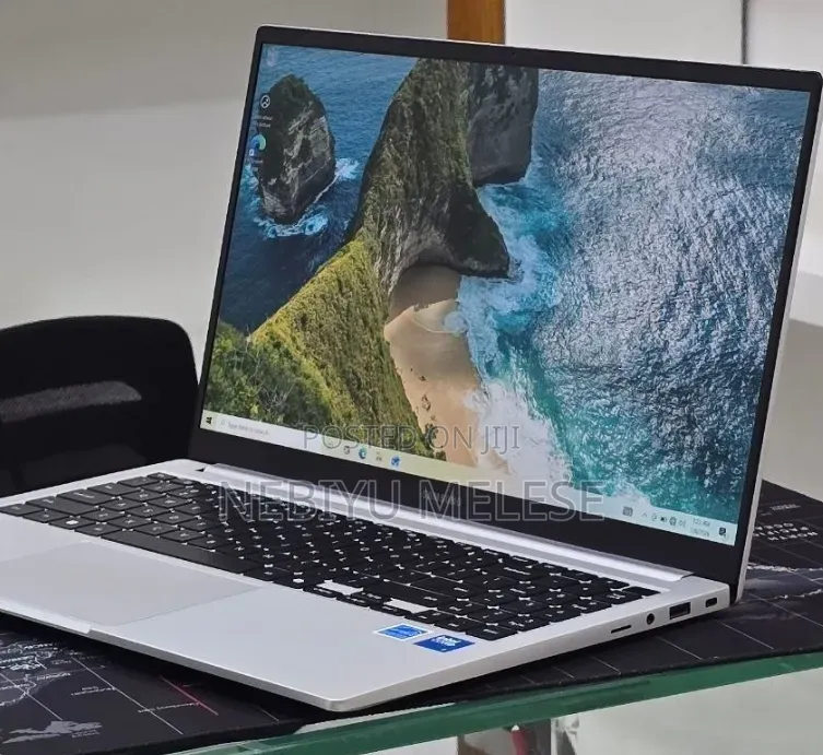 New Laptop Samsung Galaxy Book4 16GB Intel Core 7 SSD 512GB