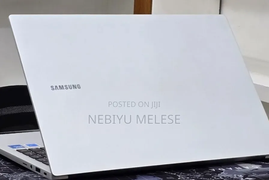 New Laptop Samsung Galaxy Book4 16GB Intel Core 7 SSD 512GB