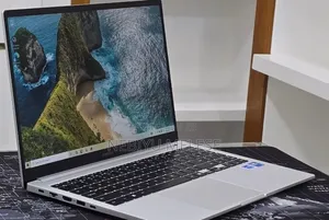 New Laptop Samsung Galaxy Book4 16GB Intel Core 7 SSD 512GB