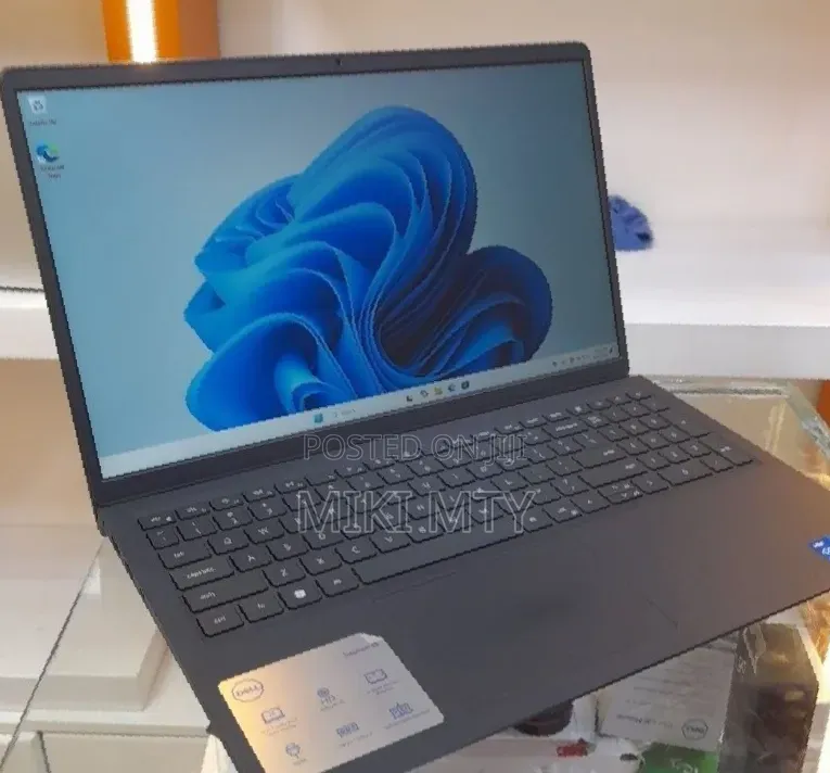 New Laptop Dell Inspiron 15 3530 8GB Intel Core i5 SSD 512GB