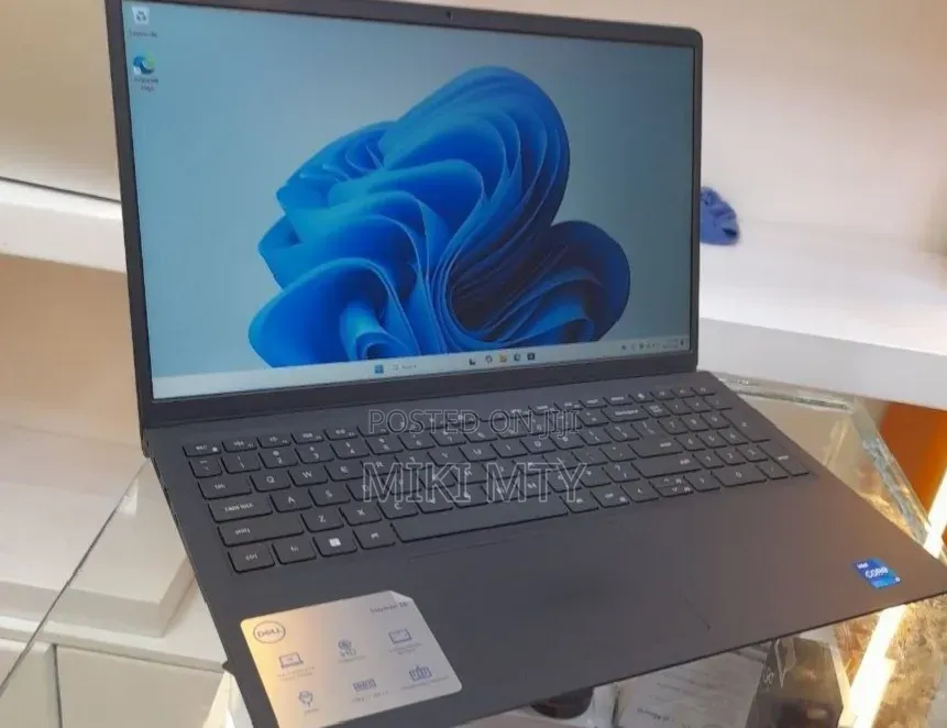New Laptop Dell Inspiron 15 3530 8GB Intel Core i5 SSD 512GB