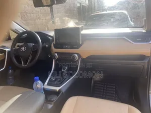 Toyota RAV4 2021 White