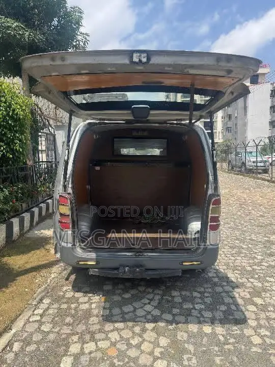 Toyota HiAce 2003 Silver