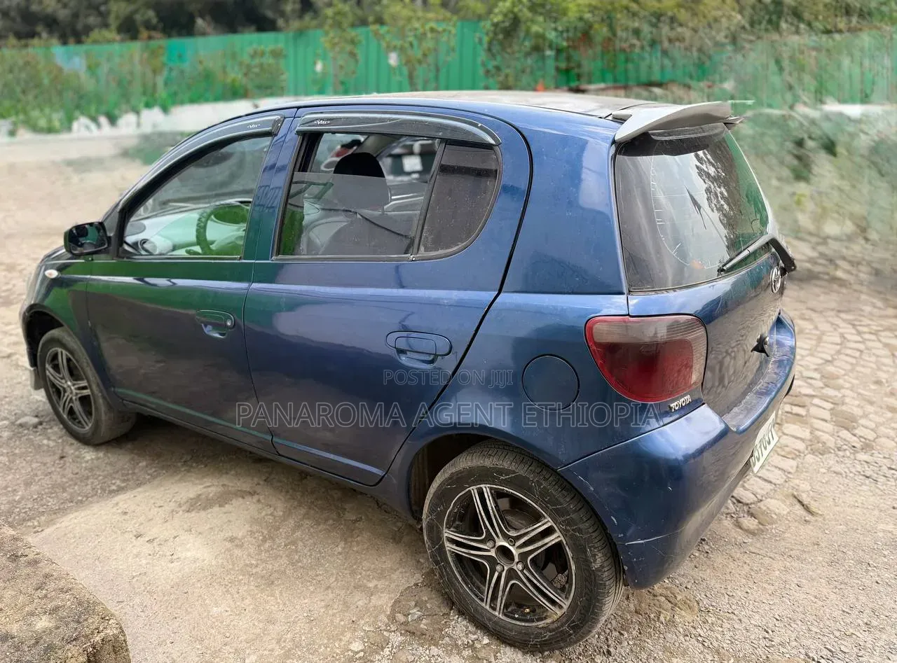 Toyota Vitz 2000 Blue