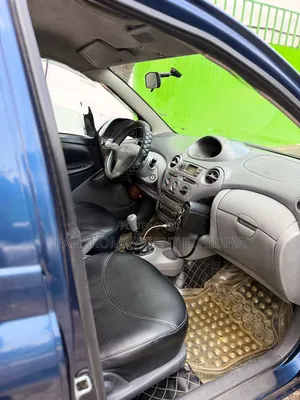 Toyota Vitz 2000 Blue