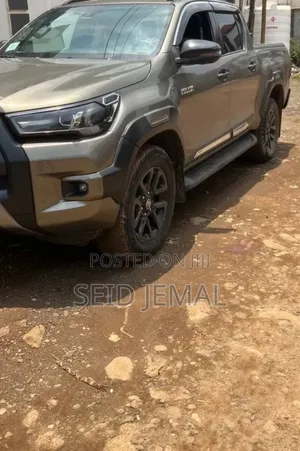 Toyota Hilux 2022 Gray