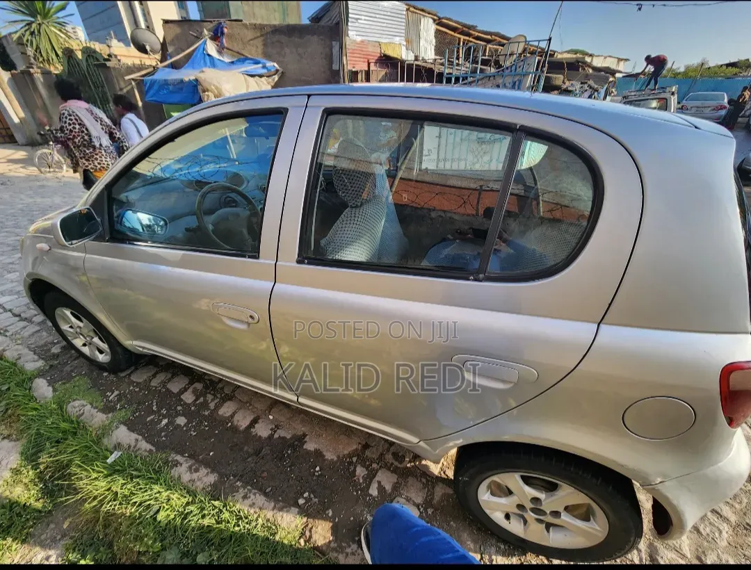 Toyota Vitz 2001 Silver