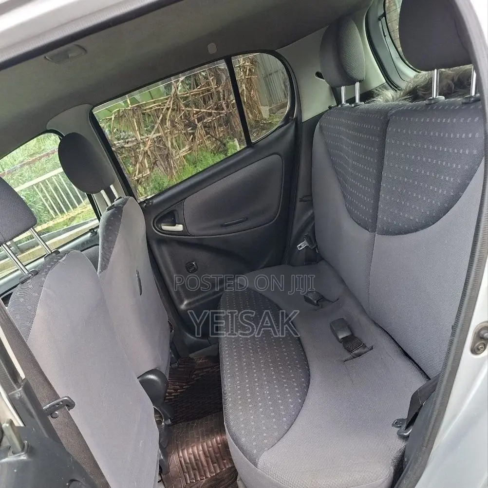 Toyota Vitz 2003 Silver