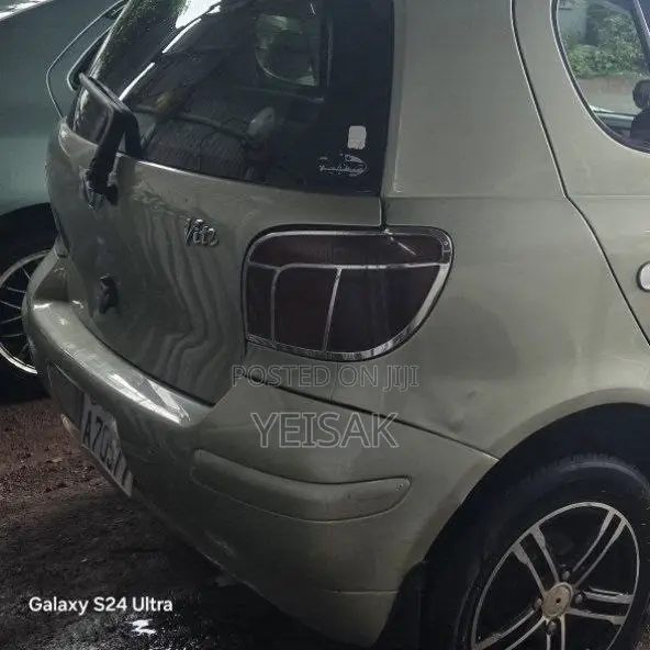 Toyota Vitz 2002 Silver