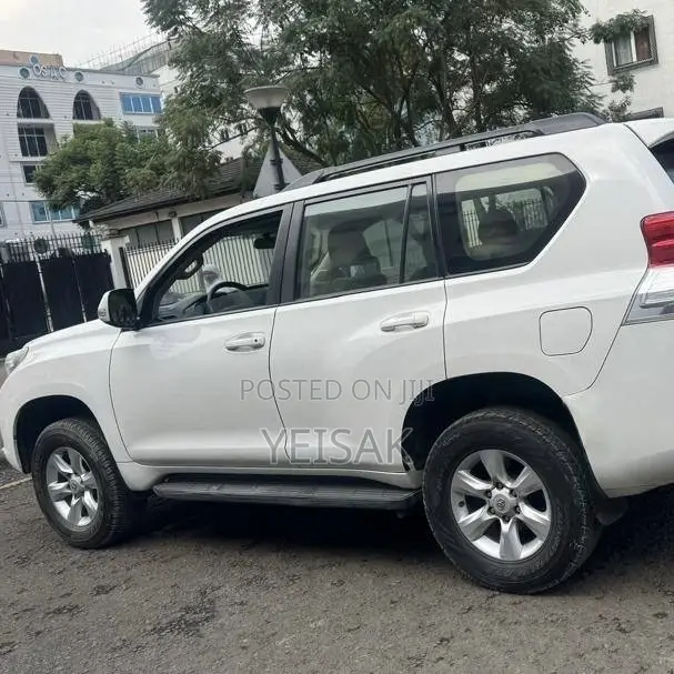 Toyota Land Cruiser 2010 White