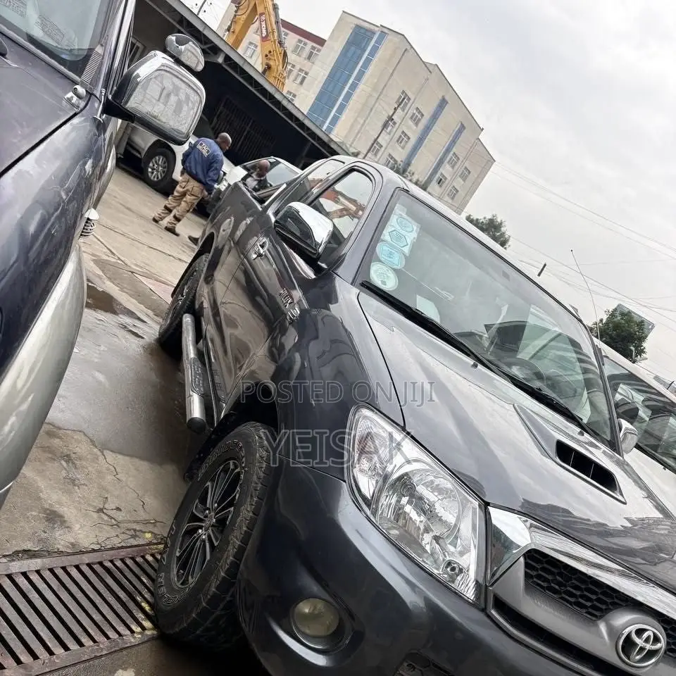Toyota Hilux 2010 Black