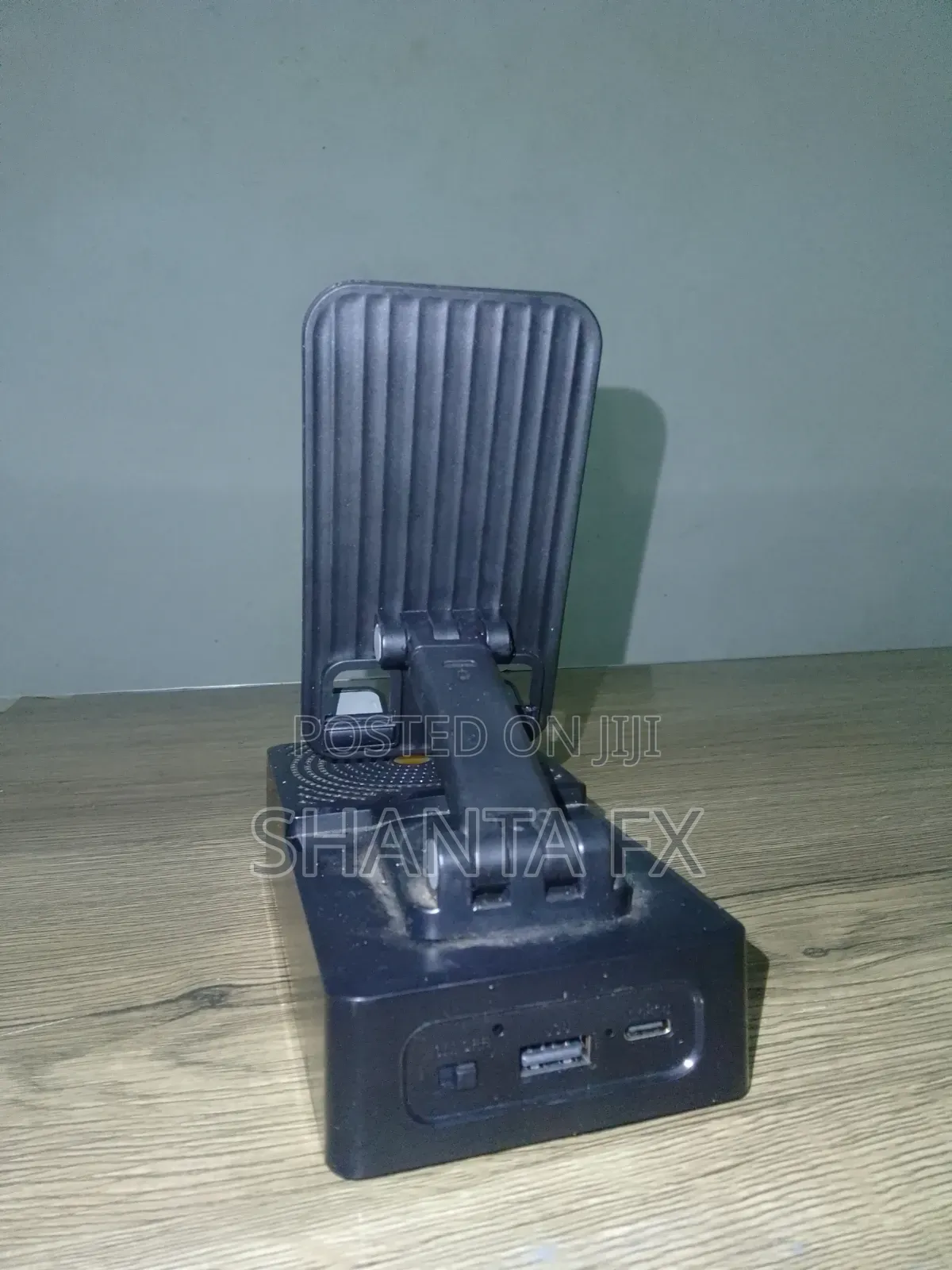 F16 Phone Holder With Bluetooth Speaker