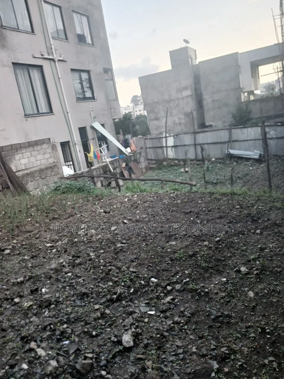 የሚሸጥ 200 ካሬ.ሜትር ቦታ ሰሚት 72 አካባቢ