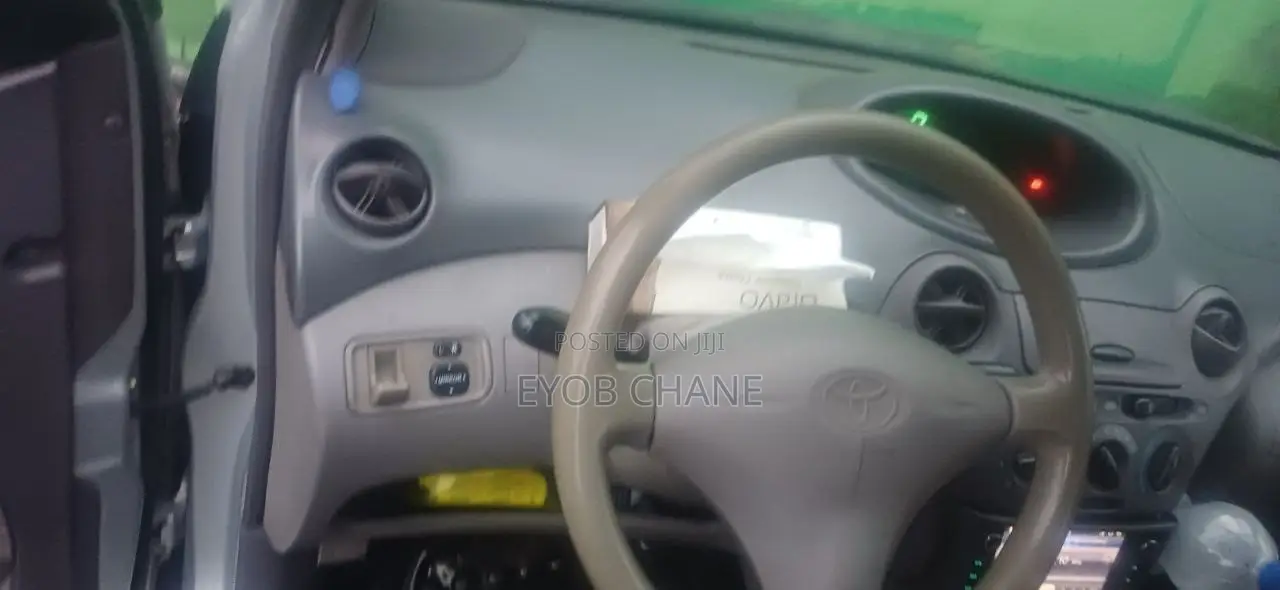 Toyota Platz 2000 Silver