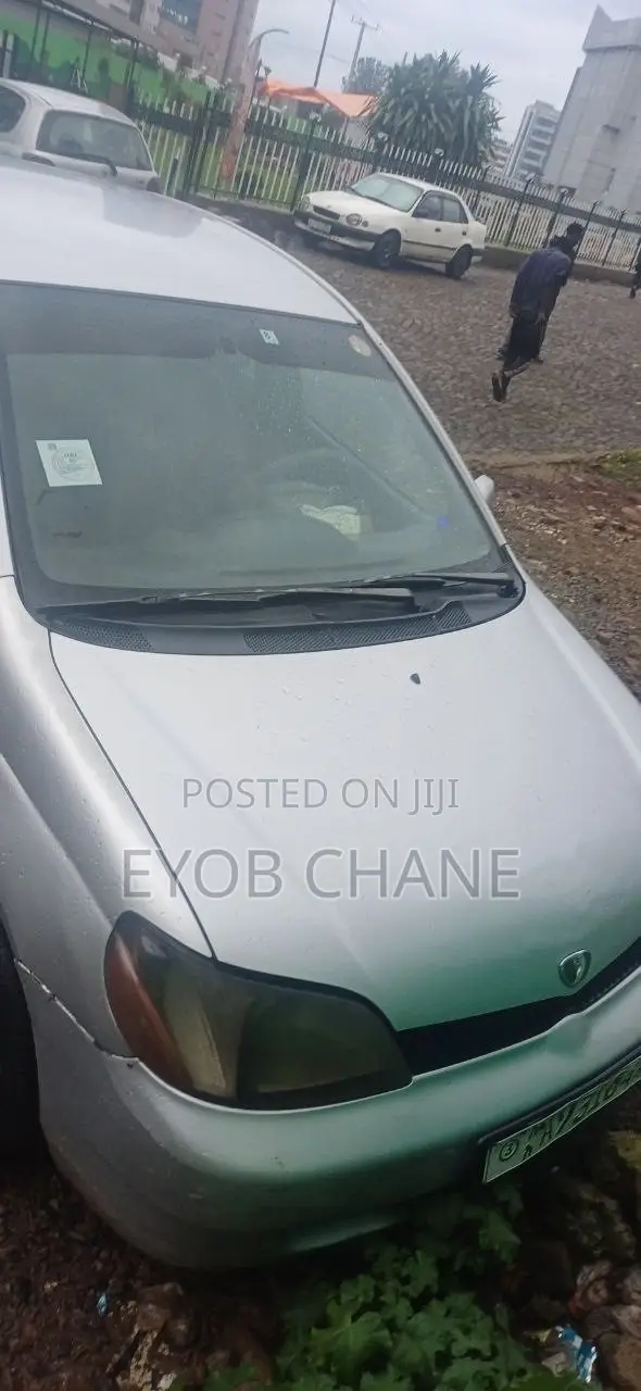 Toyota Platz 2000 Silver
