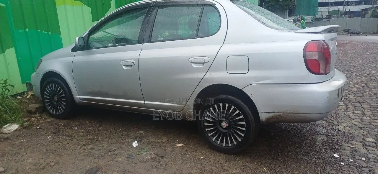 Toyota Platz 2000 Silver