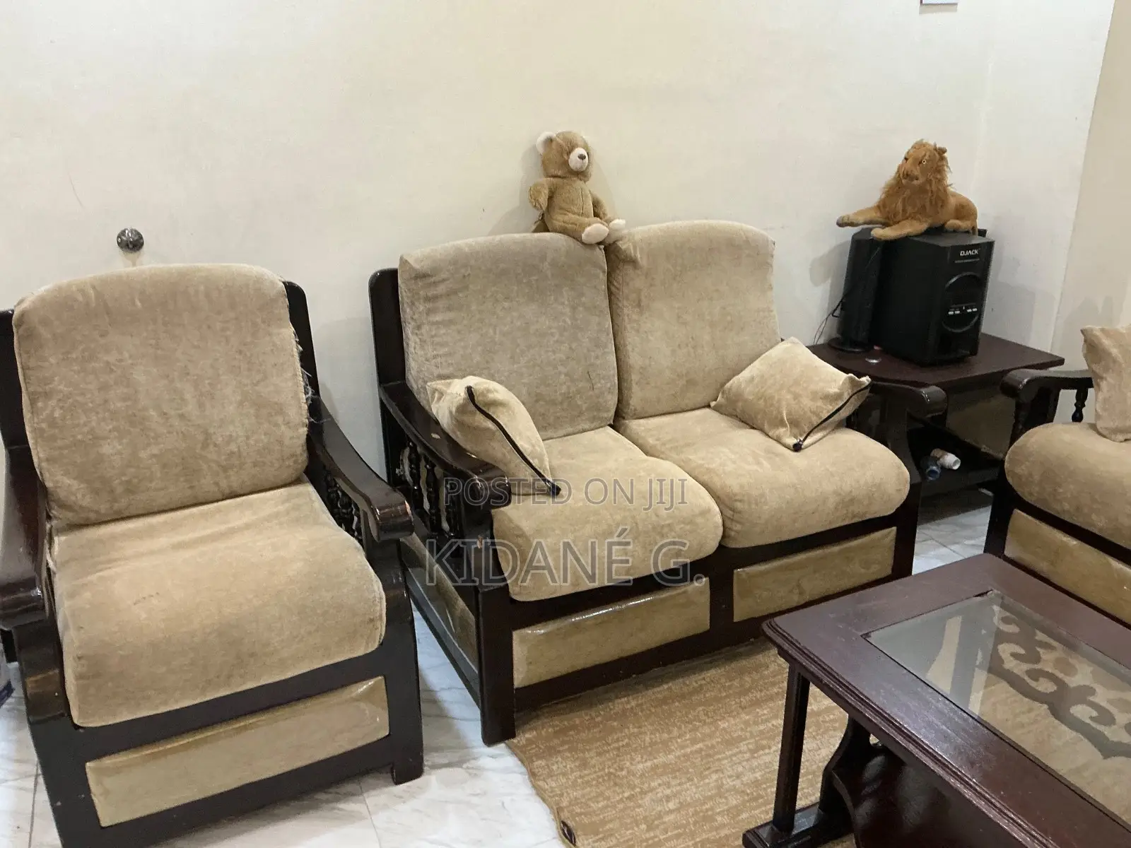 ሶፋ 7 (3+2+1+1) እና የመሃል ጠረጴዛ/Sofa 7 Seater and Center Table