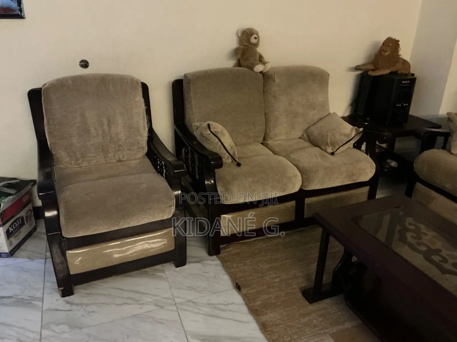 ሶፋ 7 (3+2+1+1) እና የመሃል ጠረጴዛ/Sofa 7 Seater and Center Table