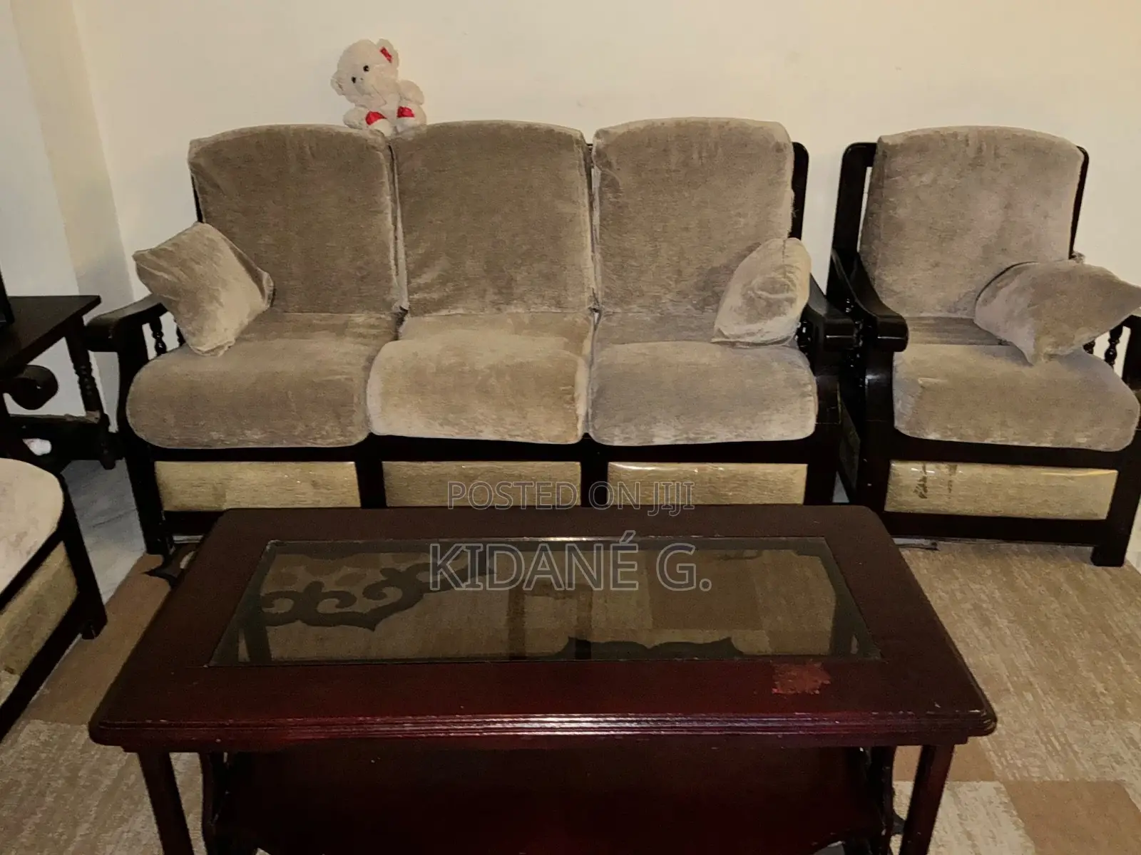 ሶፋ 7 (3+2+1+1) እና የመሃል ጠረጴዛ/Sofa 7 Seater and Center Table