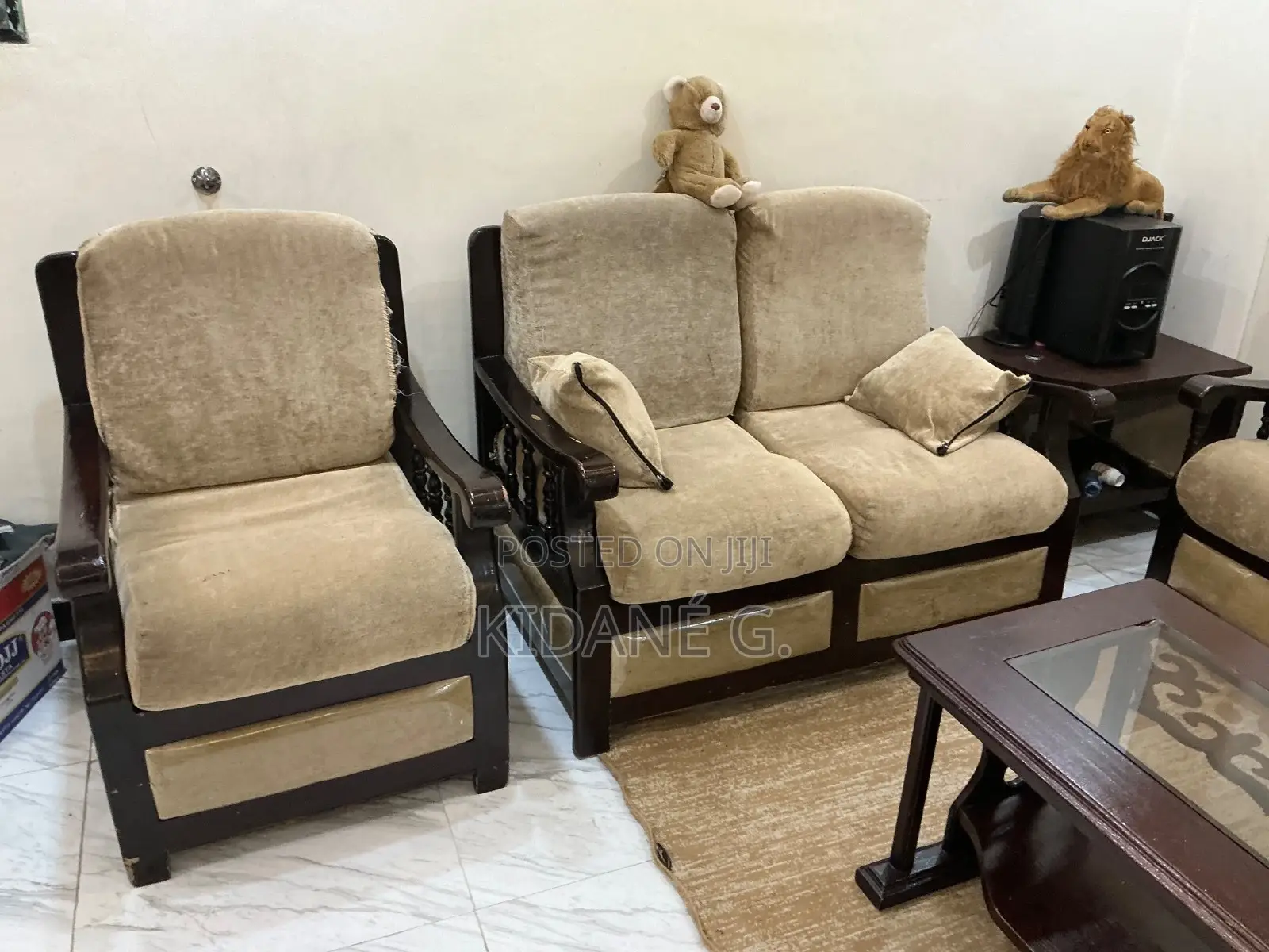ሶፋ 7 (3+2+1+1) እና የመሃል ጠረጴዛ/Sofa 7 Seater and Center Table